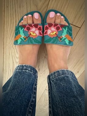 Cute thongs sandals slides size 6